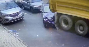 Hafriyat Kamyonu Yokuş Aşağı Kayıp 4 Araca Çarptı