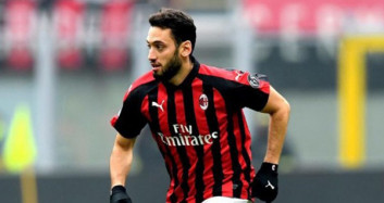Hakan Çalhanoğlun’dan Tolgay Arslan’a Tebrik
