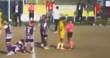 Hakem futbolcuyu itti, oyuncu yerlerde yuvarlandı: O anlar sosyal medyada gündem oldu