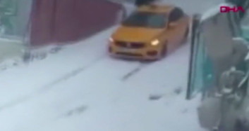 Hareket Eden Araçtan Atladı