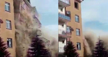 Elazığ'da Hasarlı Bina Çöktü