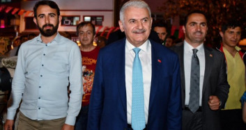 Yer Sofrasına Oturduğu İçin Gündem Olan Binali Yıldırım'dan Açıklama