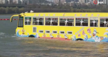 Hem Suda Hem de Karada Giden Otobüs Dikkatleri Topladı