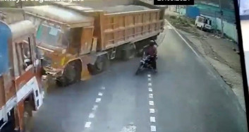 Hindistan'da Hatalı Çıkış Yapan Sürücü Kazaya Sebep Oldu