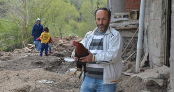 Korktuğu Zaman "Anne" Diyen Horoz Görenleri Şaşırtıyor