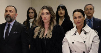 Hülya Avşar, Ertuğrul Postoğlu’nun Çenesini Çıkarttı!