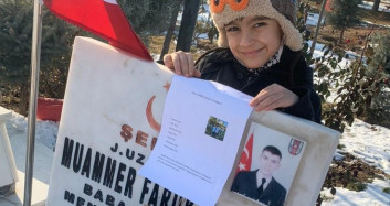 İlk Karnesini Alan Halil Eymen Hakkari'de Şehit Düşen Babasını Ziyarete Gitti