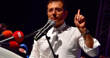 Ekrem İmamoğlu'na Uzanan Gizemli El Dikkatlerden Kaçmadı