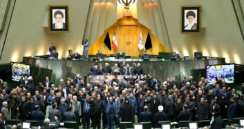 İran Meclisi'nde Amerika'ya Ölüm Sloganları 