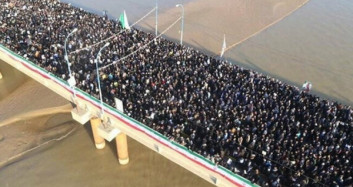 On Binlerce İranlı, Kasım Süleymani'yi Uğurluyor