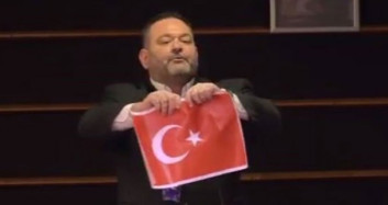 AP'de Skandal! Türk Bayrağını Yırttı