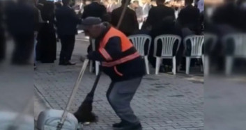 Temizlikçi Hem Oynadı Hem Temizledi