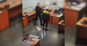 İşçilerin yemek ve servisini kesen patrondan yeni skandal! Çirkin muamele kameralara yakalandı