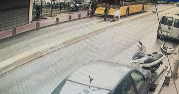 İşe Geç Kalma Telaşıyla Yola Atladı: İETT Otobüsüne Çarptı