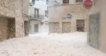 İspanya'da Kıyı Kasabasını Deniz Köpüğü Bastı