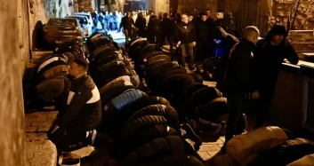 İsrail polisinden Mescid-i Aksa'da Filistinlilere müdahale: Ramazanın ilk teravihi engellendi!