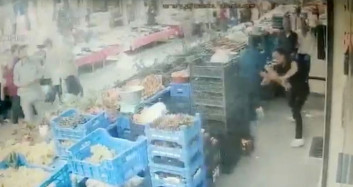 İstanbul Beyoğlu Pazarında Korku Dolu Anlar: Üzerine Bıçakla Saldırdı