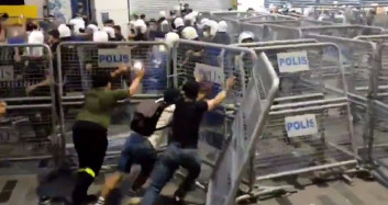 İstanbul Sözleşmesi Protestosunda LGBT Destekçileri Polisin Üzerine Yürüdü, Barikatları Yıktı!