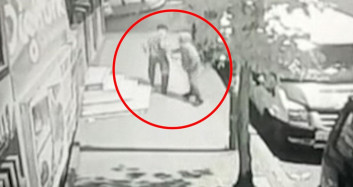 İstanbul'da Bir Adam Yoldan Geçenleri Bıçakladı