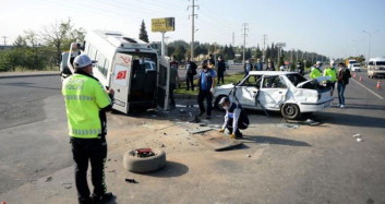 İstanbul’da Bir Kurye, Kıl Payı Otomobilin Altında Kalmaktan Kurtuldu