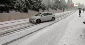 İstanbul'da Karda Kayan Araç Bariyerlere Çarptı! O Anlar Kamerada