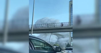 İstanbul'da korkutan patlama! Oto tamircisinde meydana gelen patlama anbean kameralara böyle yansıdı