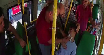 İyi insanlar iyi ki var! Adana’da bir dolmuş şoförü, epilepsi krizi geçiren 12 yaşındaki çocuğu güzergahından çıkarak hastaneye yetiştirdi!
