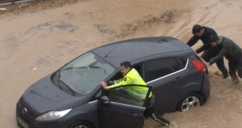 İzmir’de Polisin Selde Zarar Gören Vatandaşa Yardım Ettiği Anlar