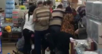 İzmir'de Kavanoz Kapağı İçin Birbirlerini Ezdiler