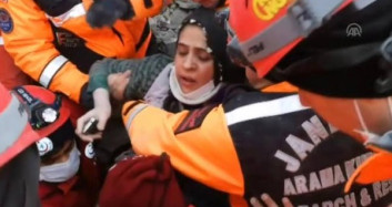 Jandarma Timleri Tarafından Yapılan Anne Ve Çocuğu Kurtarma Anları