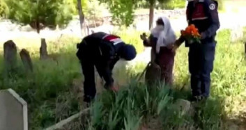 Evden Çıkamayan 89 Yaşındaki Nineyi Jandarma Ekipleri Mezarlığa Götürdü