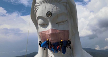 Japonya'dan İlginç Sembol! Tanrıça Heykeli'ne 35 kg Ağırlığında Maske Takıldı