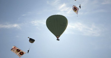 JÖAK, Sıcak Hava Balonundan Atladı