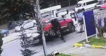 Kadıköy'de Akılalmaz Olay! Çekicinin Kaldırdığı Araçtan Düştü