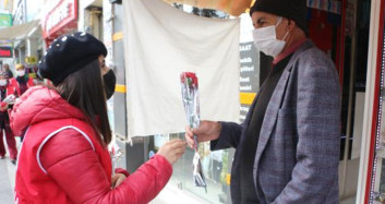 Kadın Cinayetinin İşlenmediği Tokat'ta Erkeklere Karanfil Dağıtıldı