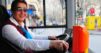 Kadın Şoför Telefona Bakarken Kaza Yaptı, İşinden Oldu