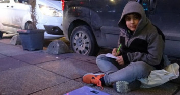 Kaldırımda Tartıcılık Yaparak Okul Harçlığını Çıkarıyor