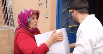 Kadir Yaşlı Teyzenin Yardımına Koşuyor