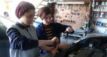 Kaportacı Anne-Kız: Erkeklerden Daha Güçlüyüz