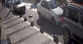 Aracından İnen Kişiye Motosiklet Çarptı