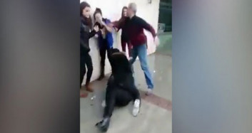Kavga Eden Kızları Tokat Atarak Ayıran Adam