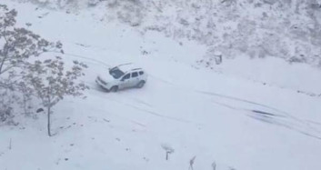 Elazığ'da Araba Karda Böyle Kaydı