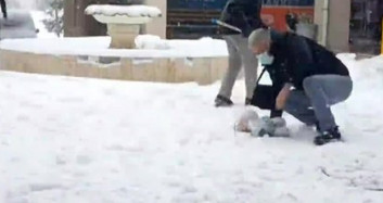 Kaygan Zemine Adım Atan Onlarca Kişi Düştü!