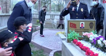 Kayseri'de Şehit Polisin Mezarını Küçük Oğulları Ziyaret Etti