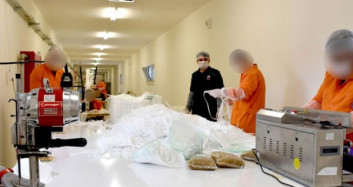 Kayseri'de Mahkumlar Günde 17 Bin Maske Üretiyor