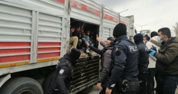 Kaza Yapan Kamyonun Kasasından İnsanlık Dramı Çıktı