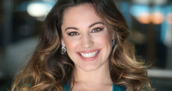 Kelly Brook Lavanta Tarlasında Masaj Yaptırdı