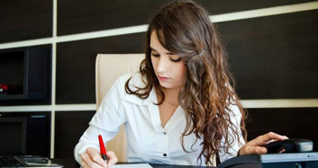 Kendisini Sekreteriyle Aldatan Eşinden Kadın Böyle İntikam Aldı!