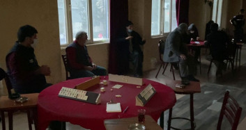 Kıraathanede Okey Oynarken Yakalandı, Camdan Atladı