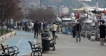 Kısıtlamalara Aldırış Etmeyen Vatandaşlar Sahilin Yolunu Tuttu